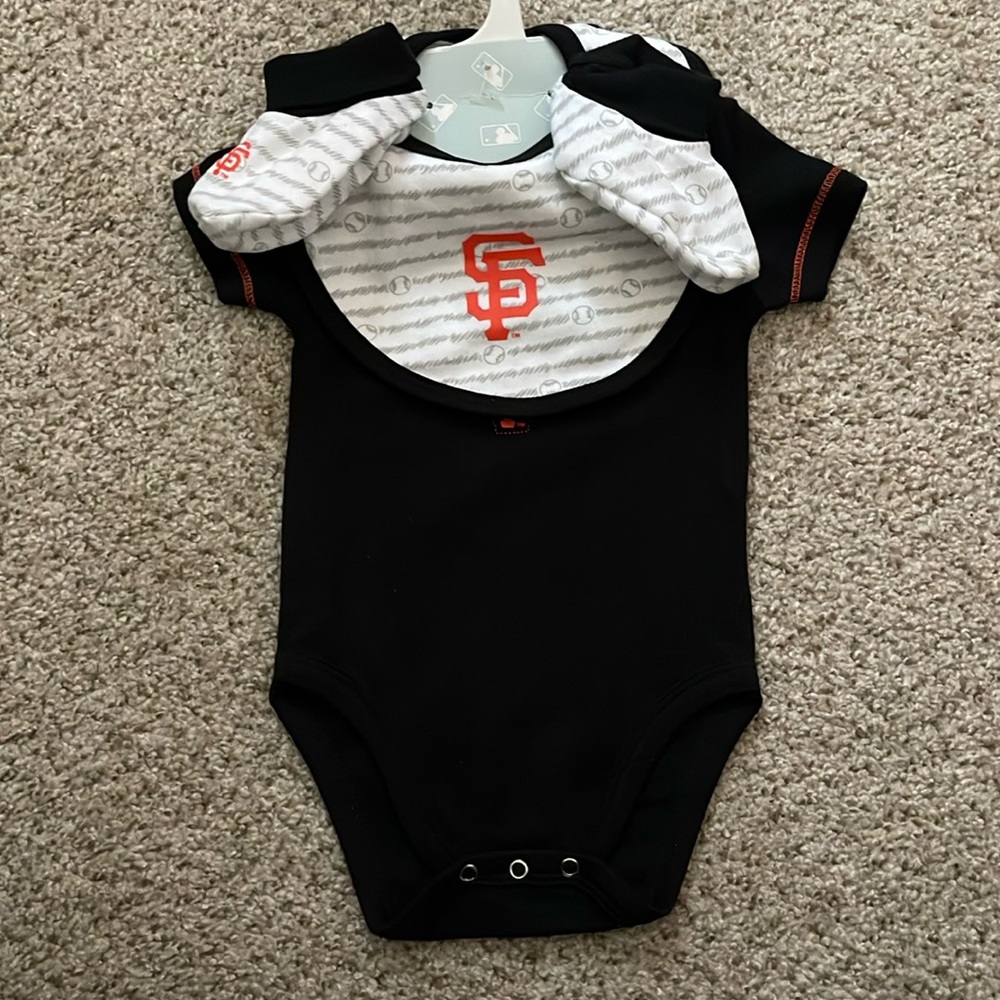 San Francisco Giants Baseball 3-6 month Infant onesie, bib and bootie set